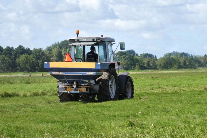 Jak działa rozsiewacz nawozu?