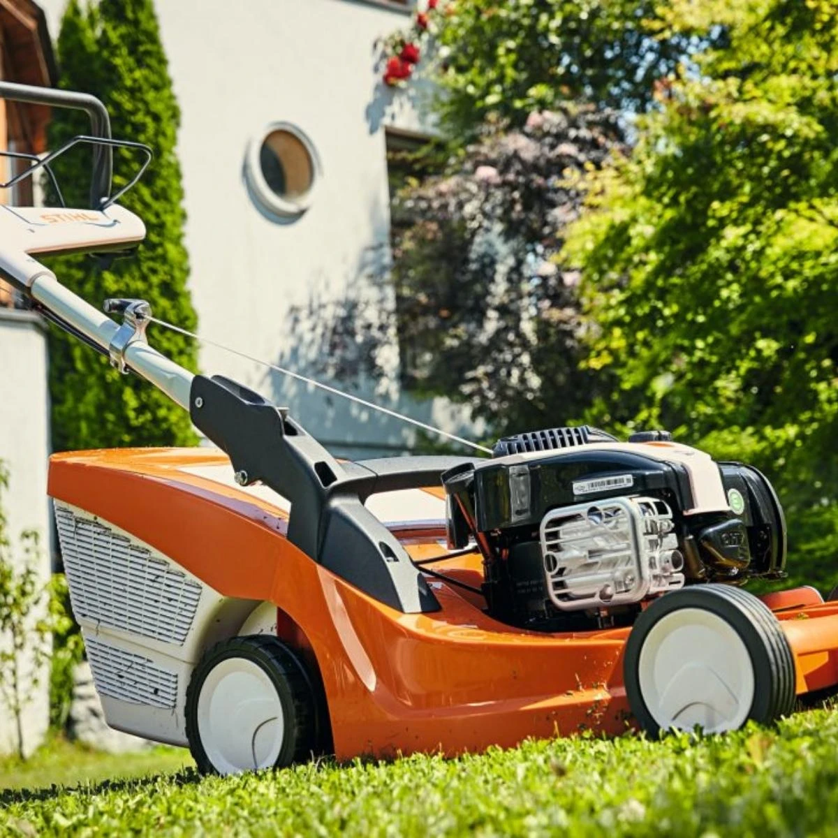 Kosiarka spalinowa Stihl RM 448 T do trawników z pochyłościami